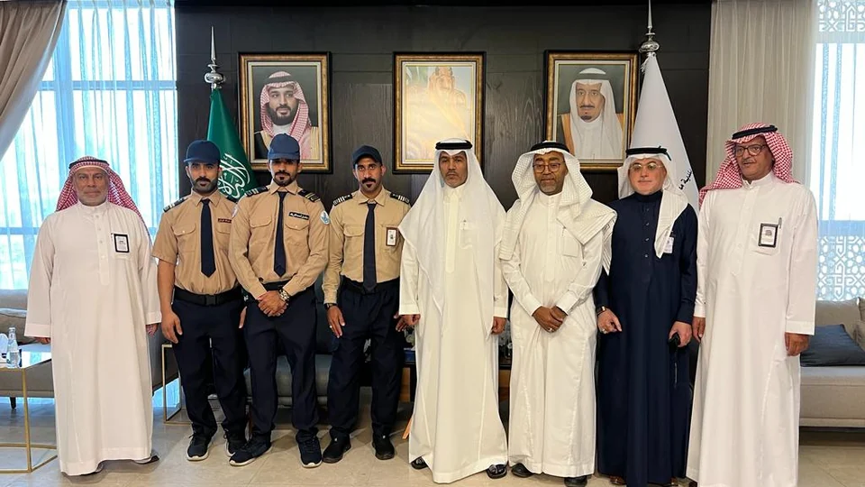 تكريم حراس الأمن من رئيس بلدية محافظة القطيف